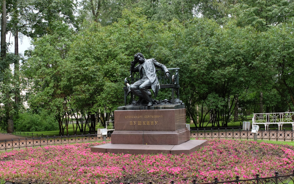 Памятник пушкину в городе пушкино. Памятник Пушкину в Царскосельском лицее. Царское село Пушкин Лицейский памятники. Памятник Пушкину лицеисту.